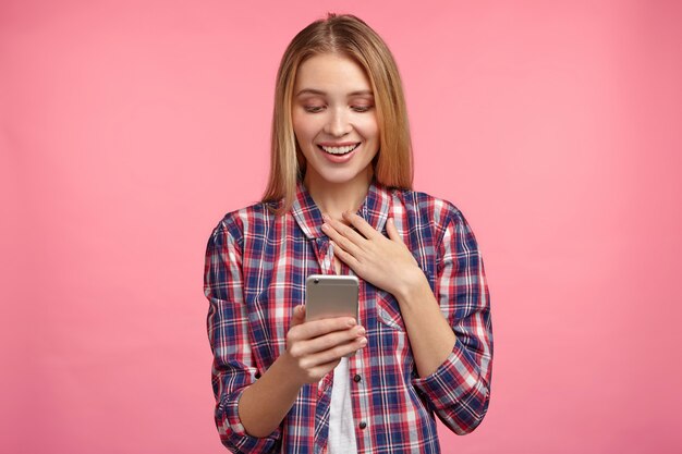 Portret van blonde vrouw in gestreept overhemd met telefoon