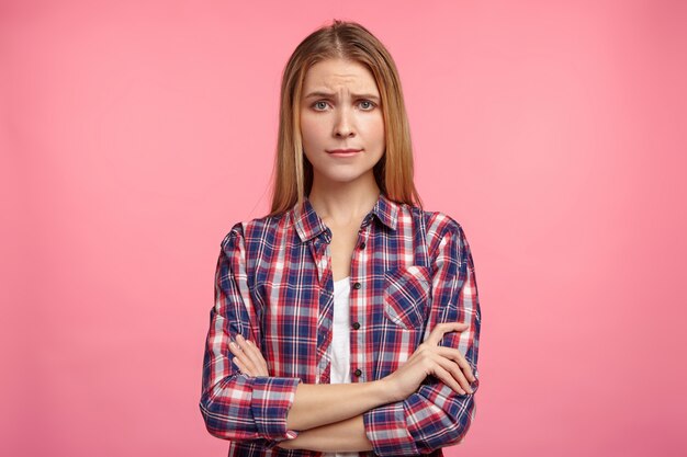 Portret van blonde vrouw in gestreept overhemd