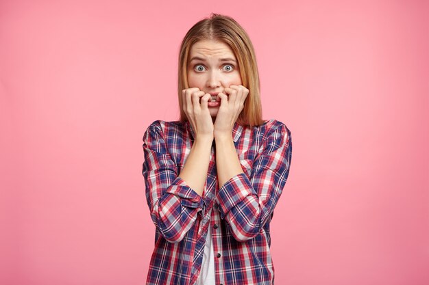 Portret van blonde vrouw in gestreept overhemd