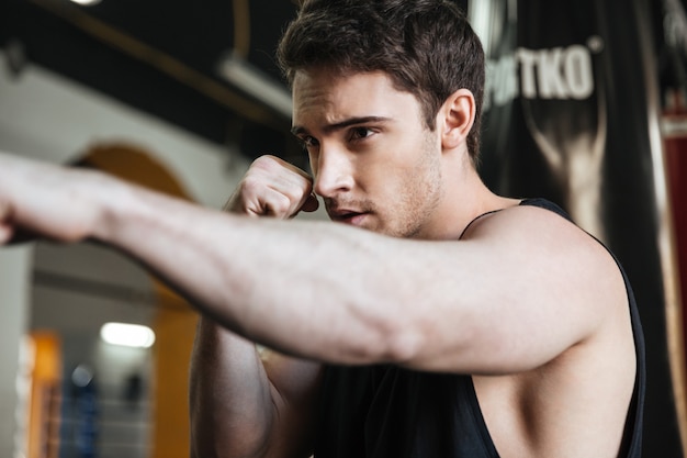 Portret van bokser die in gymnastiek opleiden