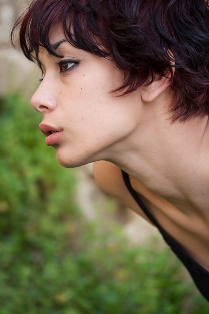 Portret van brunette vrouw met kort haar