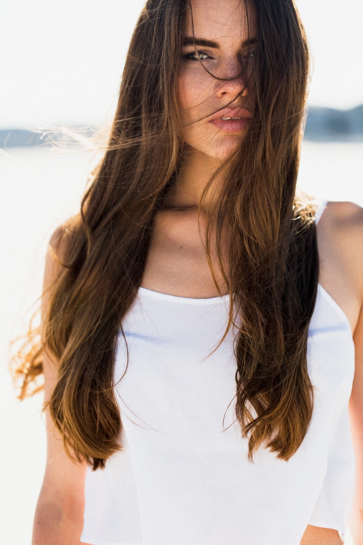 Gratis Foto portret van brunette vrouw met lang glanzend haar