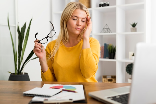 Portret van casual vrouw die vanuit huis werkt