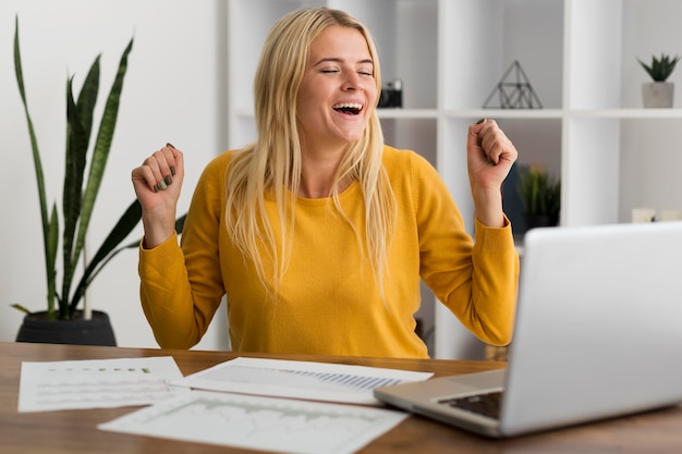 Portret van casual vrouw videoconferenties