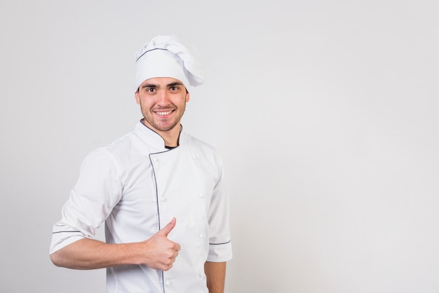 Portret van chef-kok die smakelijk gebaar doet