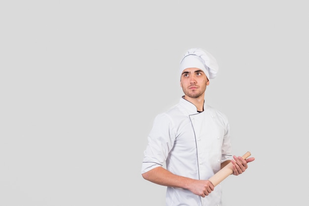 Portret van chef-kok met deegrol