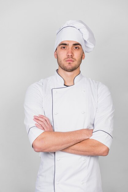 Portret van chef-kok met gekruiste armen