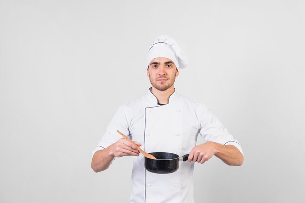 Portret van chef-kok met pan