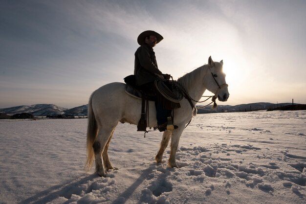 Portret van cowboy op een paard