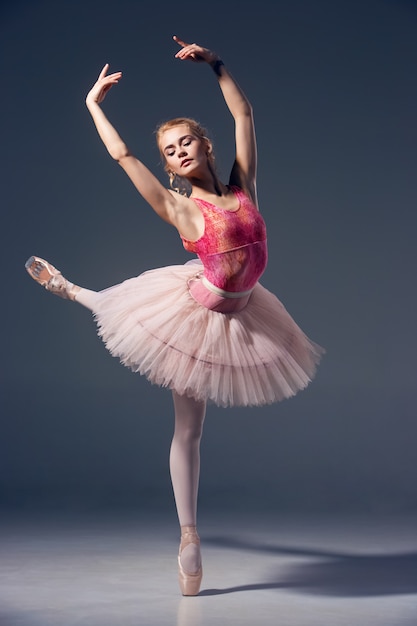 Gratis foto portret van de ballerina in ballet pose