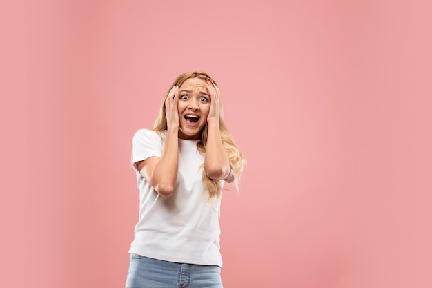 Portret van de bang vrouw op roze