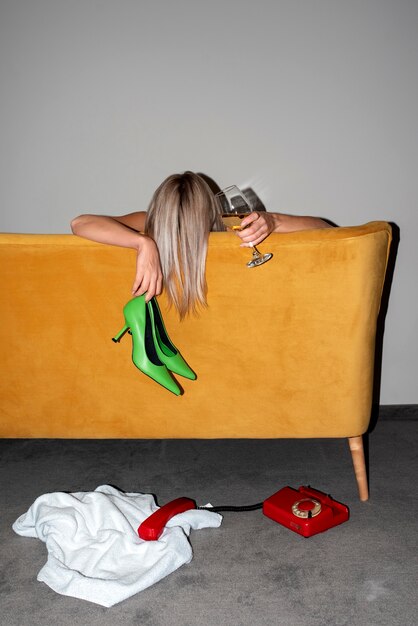 Portret van de benen van de vrouw met stijlvolle hoge hakken en panty's