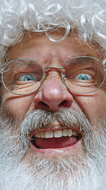 Gratis foto portret van de gelukkige kerstman. kerstviering concept.