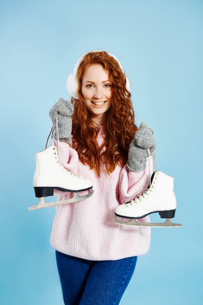 Portret van de gelukkige schaatsen van de meisjesholding