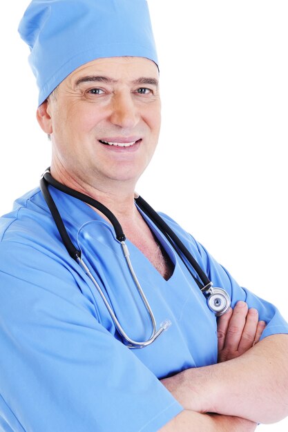 Portret van de gelukkige vrolijke succesvolle mannelijke arts met een stethoscoop