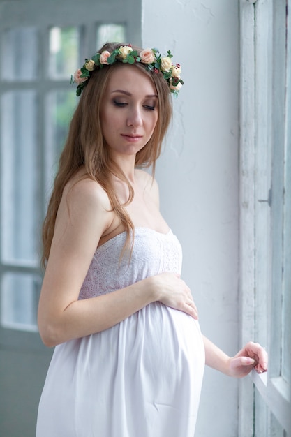 Portret van de jonge zwangere vrouw