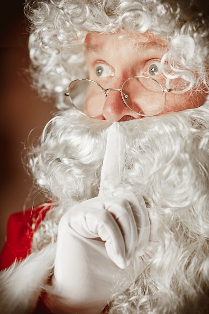 Gratis foto portret van de kerstman in rood kostuum