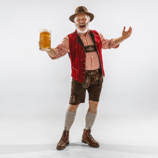 Portret van de man van het oktoberfest, gekleed in traditionele beierse kleding