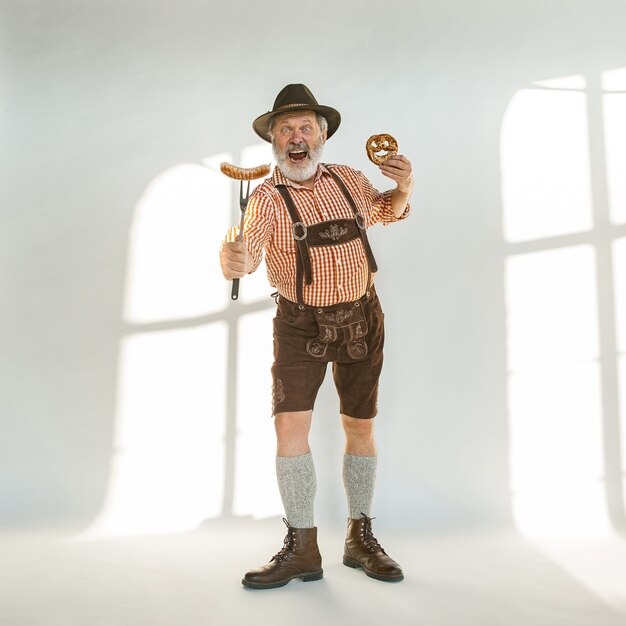 Portret van de meest oktoberfest man die de traditionele Beierse kleding draagt