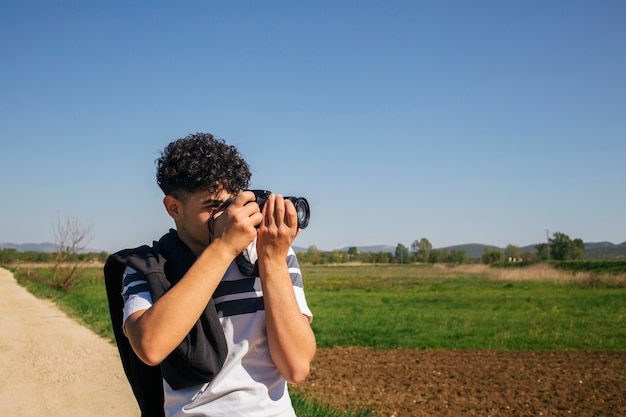 Portret van de mens die fotografeert met digitale camera