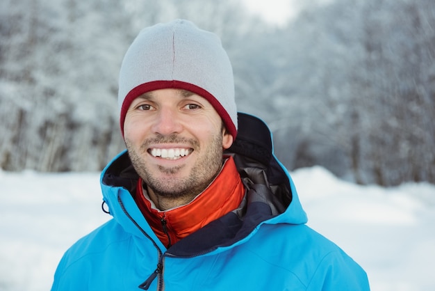 Portret van de mens die zich op sneeuwlandschap bevindt