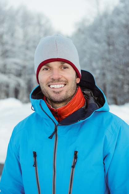 Portret van de mens die zich op sneeuwlandschap bevindt