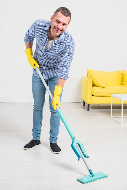 Gratis foto portret van de mens die zijn huis schoonmaakt