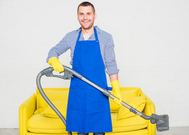 Portret van de mens die zijn huis schoonmaakt