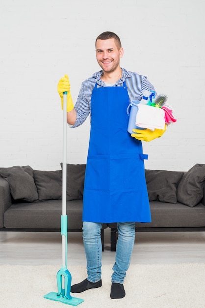 Portret van de mens die zijn huis schoonmaakt