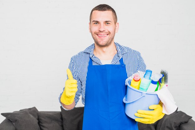 Portret van de mens die zijn huis schoonmaakt