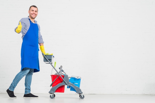 Portret van de mens die zijn huis schoonmaakt