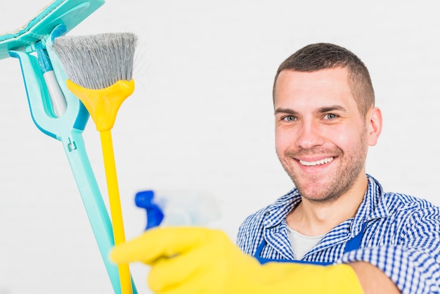 Gratis foto portret van de mens die zijn huis schoonmaakt