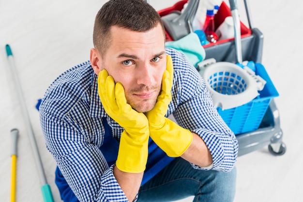 Portret van de mens die zijn huis schoonmaakt