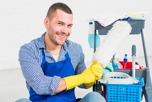 Portret van de mens die zijn huis schoonmaakt