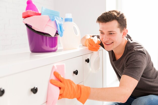 Portret van de mens die zijn huis schoonmaakt