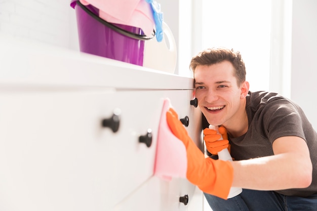 Gratis foto portret van de mens die zijn huis schoonmaakt