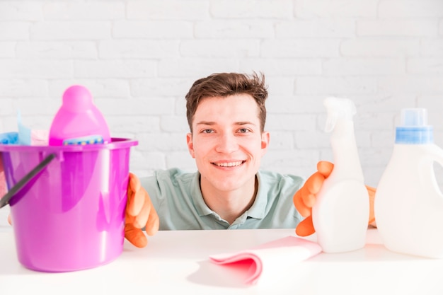 Portret van de mens die zijn huis schoonmaakt