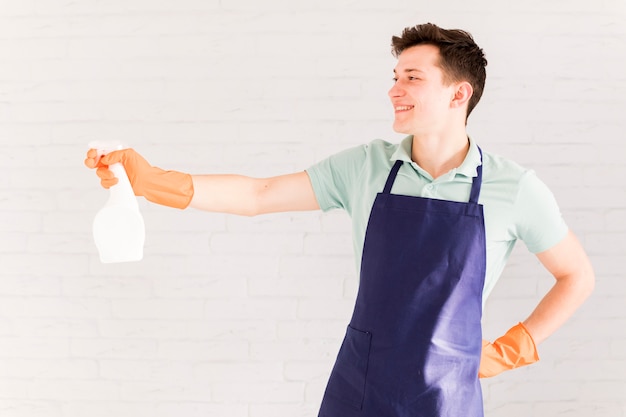 Portret van de mens die zijn huis schoonmaakt