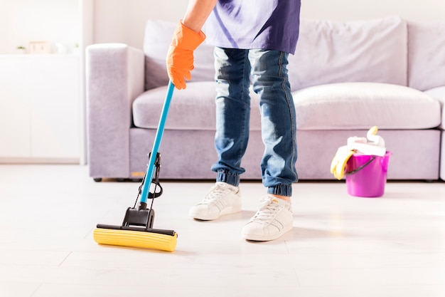 Portret van de mens die zijn huis schoonmaakt