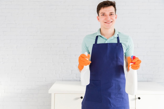 Portret van de mens die zijn huis schoonmaakt