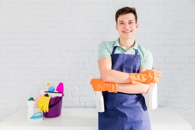 Portret van de mens die zijn huis schoonmaakt