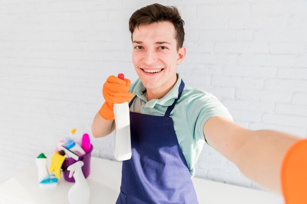 Portret van de mens die zijn huis schoonmaakt