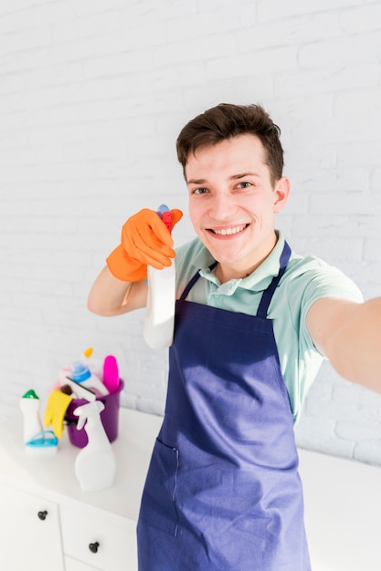 Portret van de mens die zijn huis schoonmaakt