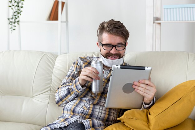 Portret van de tablet van de jonge mensenholding