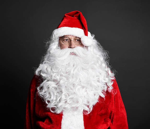 Portret van de vermoeide Kerstman bij studioschot