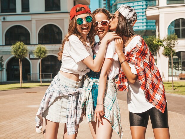 Portret van drie jonge mooie lachende hipster meisjes in trendy zomerkleding