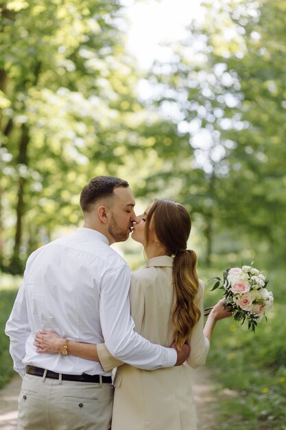 Portret van een aantrekkelijk jong verliefd stel buitenshuis