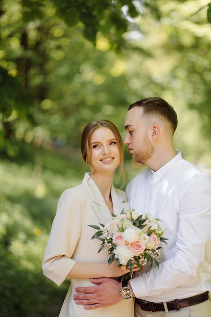 Portret van een aantrekkelijk jong verliefd stel buitenshuis