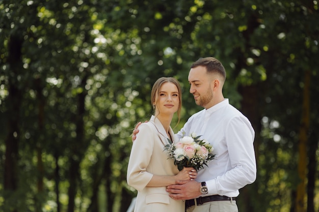 Portret van een aantrekkelijk jong verliefd stel buitenshuis