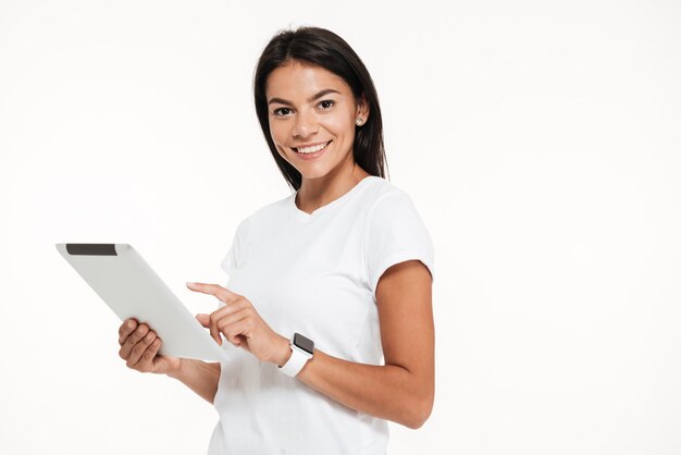 Portret van een aantrekkelijke jonge de tabletcomputer van de vrouwenholding